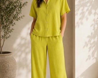 Conjunto coordinado de crepé de algodón verde lima, camisa y pantalón de pierna ancha para mujer.
