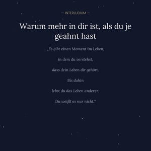 Op de afbeelding: Donkerblauwe achtergrond met witte tekst. De tekst luidt "Warum mehr in dir ist, als du je geahnt hast" en andere Duitse tekst. De afbeelding heeft een sterrennacht thema.