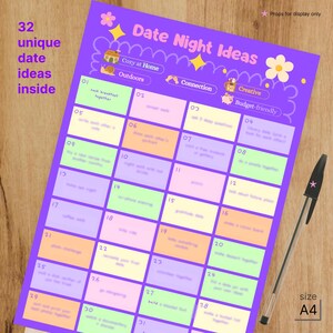Könnte beinhalten: Ein violettes A4-Blatt mit der Überschrift Date Night Ideas und 32 nummerierten Feldern mit Aktivitätsvorschlägen. Das Design zeigt gelbe Blumen, ein Haus, eine Schnecke und ein Sparschwein. Ein schwarzer Kugelschreiber liegt neben dem Blatt.