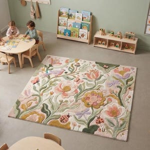 Peut inclure: Un tapis rectangulaire au fond crème orné d'un motif botanique touffeté en relief. Le design présente de grandes fleurs roses et orange, des tiges vertes entrelacées, un oiseau, des papillons et des coccinelles dans des tons pastel doux.