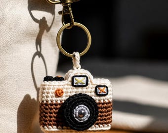 Vintage Crochet Camera Keychain Pattern – Retro Amigurumi Bag Charm (Beginner Friendly)