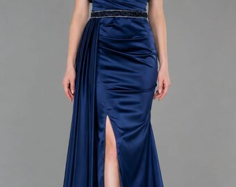 Vestido de noite elegante azul marinho em cetim com ombros à mostra, vestido de baile de luxo, vestido de festa formal, vestido longo para dama de honra.