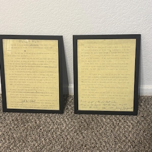Könnte beinhalten: Zwei gerahmte Dokumente mit schwarzen Rahmen. Die Dokumente haben gealtertes, vergilbtes Papier mit handschriftlichem Text. Das Dokument oben links lautet "Babe Ruth". Die Dokumente liegen auf einem gemusterten Teppich.