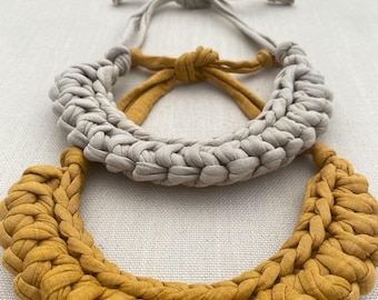 Collar de ganchillo llamativo: Joyería textil sostenible (hilo de algodón de camiseta)