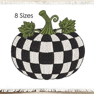 Puede incluir: Un diseño de bordado de una calabaza con un patrón de cuadros blancos y negros, con un tallo verde y dos hojas verdes. El texto 8 Sizes está situado sobre la calabaza, centrada en un cuadrado de tela blanca con bordes deshilachados.