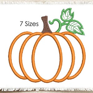 Puede incluir: Un diseño de bordado que presenta el contorno de una calabaza naranja con un tallo marrón y hojas verdes, centrado en un cuadrado de tela blanca con bordes deshilachados. El texto 7 Sizes está impreso en negro sobre el gráfico de la calabaza.