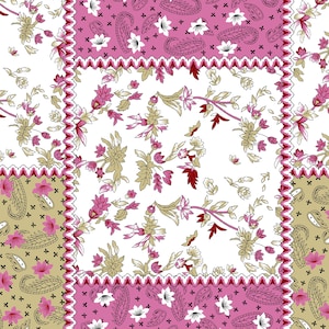 Op de afbeelding: Een textielpatroon met een patchworkontwerp met afwisselende rechthoekige secties. De print toont bloemmotieven in tinten roze, wit en olijfgroen, geaccentueerd door paisleyvormen en kleine kruissymbolen op een gekleurde achtergrond.