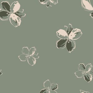 Op de afbeelding: Een naadloos patroon met gestileerde vijfbladige bloemen verspreid over een gedempte saliegroene achtergrond. De bloemillustraties zijn uitgevoerd in een combinatie van donker olijfgroen en crème, met gebruik van krachtige, expressieve penseelstreken.