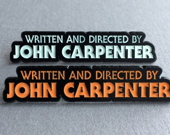 Écrit et réalisé par John Carpenter Épinglette en émail – Épinglette de film d'horreur, cadeau de film culte, variantes orange et blanc, épingle de collection