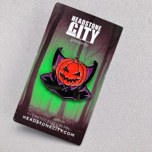 Pin esmaltado con forma de cabeza de calabaza – Pin gótico de Halloween – Inspirado en el Jinete sin Cabeza – Artículo de colección de terror – Accesorio espeluznante de otoño – Pin de arte oscuro