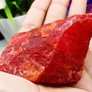 Natürlicher roter Rubin, roher, ungeschliffener Korund-Stein, Schmuckstein