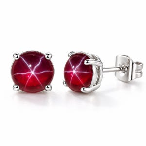 Ohrstecker mit rotem Sternrubin (12,80 ct, 6 Strahlen), seltener Rubin, 925er Sterlingsilber & vergoldet (9 mm)