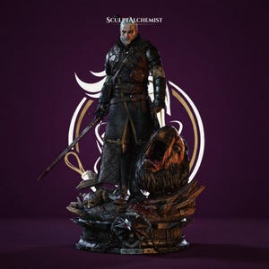 Op de afbeelding: Een gedetailleerd beeld van een personage uit de The Witcher-serie, gekleed in donkere bepantsering en met een zwaard. De figuur staat op een voetstuk met een monsterkop en andere details. De tekst "SCULPTALCHEMIST" staat bovenaan.