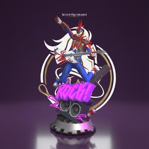 Puede incluir: Una figura estilizada de un personaje punk-rock con cresta roja, vistiendo un traje azul y rojo, tocando una guitarra eléctrica blanca. La base presenta un altavoz negro, la palabra ROCK! en morado y el texto SCULPTALCHEMIST en la parte superior.