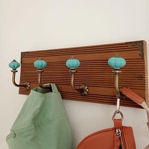 手作りの木製壁掛けコートラック – ターコイズブルーのセラミックノブ – アンティーク調の金属製フック – ヴィンテージ/レトロスタイル