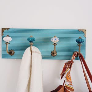 Perchero de pared de madera de estilo vintage - 4 ganchos de metal - pomos de cerámica - madera pintada a mano en azul cielo - decoración de interiores