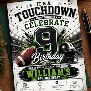 Könnte beinhalten: Eine rechteckige Geburtstagseinladung mit Football-Motiv, einem großen 9, einem Football und einem Helm. Der Text lautet It's a Touchdown Celebrate 9 Birthday, William's 9th Birthday und enthält Veranstaltungsdetails für den 19. September 2025.