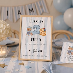 Può includere: Un invito incorniciato e un biglietto abbinato per un brunch del secondo compleanno. L'invito presenta un cane dei cartoni animati in pigiama, pancake e la scritta "Liam ha 2 anni, stanco". Lo sfondo ha strisce blu e bianche.