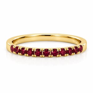 Rubinrot Halb Eternity Bandring | Stapelring Gold | Minimalistischer Granat CZ Band | Zierlicher Versprechensring | Dünnes Gold Ehering | Geschenk für Sie