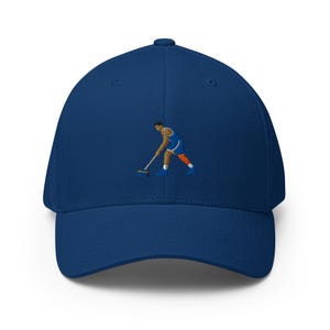 Puede incluir: Gorra de béisbol azul marino con una imagen bordada de un jugador de baloncesto barriendo. El jugador lleva un uniforme azul y naranja. La gorra tiene una visera curva y una corona estructurada.