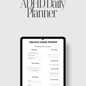 Puede incluir: Una tableta digital que muestra una plantilla de planificador diario ADHD con el título UNLOCK ADHD POWER. El diseño incluye secciones para Daily Focus, Brain Dump, Top 3 Priorities, Energy Check, Motivation Box, Time Blocks y Win of the Day.