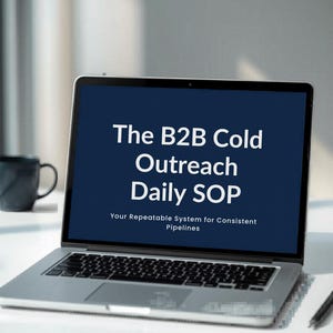 Könnte beinhalten: Ein silberner Laptop mit dem Text "The B2B Cold Outreach Daily SOP" in Weiß auf einem dunkelblauen Bildschirm. Darunter steht "Your Repeatable System for Consistent Pipelines". Links steht ein schwarzer Becher.