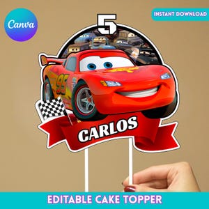 Op de afbeelding: Een taarttopper met een rode raceauto met het nummer 95, een geblokte vlag en een rood lint met de naam CARLOS in witte letters. Het cijfer 5 staat bovenaan en het ontwerp bevat andere autopersonages op de achtergrond.