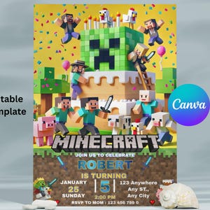 Può includere: Un invito di compleanno a tema Minecraft con una torta Creeper verde, personaggi pixelati e la scritta "ROBERT COMPIE 5 ANNI". L'invito include i dettagli dell'evento e il logo Canva.