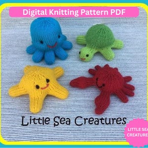 Może przedstawiać: Cyfrowy wzór dziewiarski w formacie PDF zatytułowany Little Sea Creatures przedstawiający cztery dzianinowe zabawki: niebieską ośmiornicę, zielonego żółwia, żółtą rozgwiazdę i czerwonego kraba. Każde stworzenie ma wyszywane rysy twarzy.