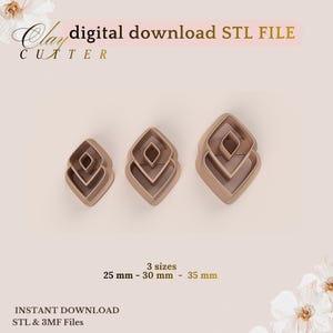Peut inclure: Trois emporte-pièces en argile marron clair en forme de losange, chacun avec un design imbriqué. Le texte indique : Clay Cutter digital download STL FILE, 3 sizes 25 mm - 30 mm - 35 mm, INSTANT DOWNLOAD STL & 3MF Files. Fichiers pour impression 3D.