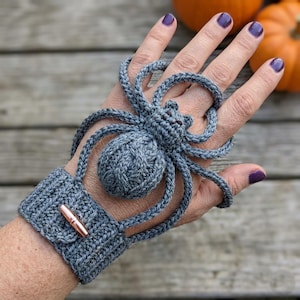 Spindelvirkmönster, jättespindelvirkmönster, spindelhandledsmanschettmönster, Halloweenvirkmönster, spindelhandskevirkmönster.