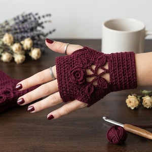 Patroon voor bordeauxrode vingerloze handschoenen, haakpatroon voor vingerloze handschoenen, gehaakt patroon voor handschoenen met bloemenmotief, patroon voor handschoenen met veters, gotisch haakwerk.