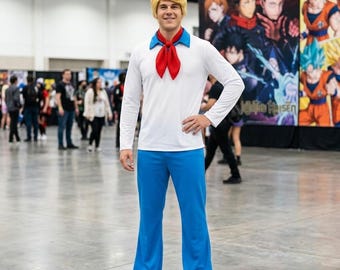 Classic Cartoon Mystery Leader Fred Jones Costume – Men's Retro 70s Sleuth Cosplay Outfit with Shirt, Pants, and Red Ascott