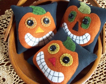 Vintage-Inspired Jack-O-Lantern Bowl Filler Pillow Tucks