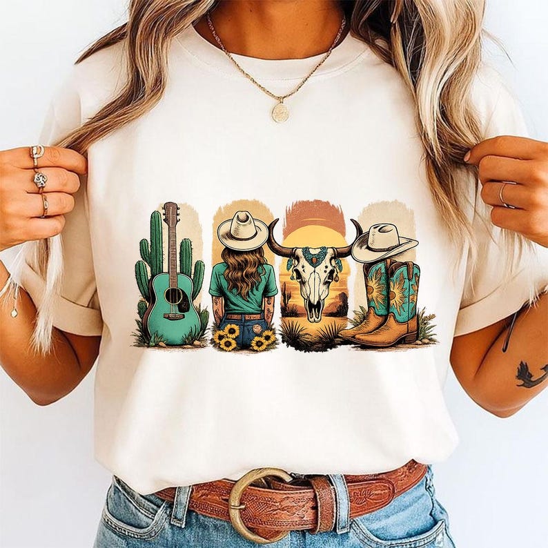 Pu&ograve; includere: Una t-shirt color crema con una stampa grafica raffigurante una chitarra acustica verde acqua accanto a un cactus, una persona con un cappello da cowboy, un teschio di bue e un paio di stivali da cowboy marroni con disegni di girasoli.