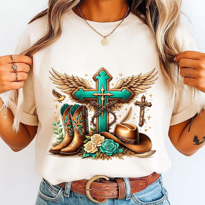 Pu&ograve; includere: Una t-shirt color crema con una stampa grafica raffigurante una croce turchese con grandi ali, un paio di stivali da cowboy marroni, un cappello da cowboy marrone e accenti floreali, oltre a un piccolo uccello e una croce rustica.