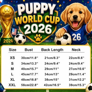 Puede incluir: Un cachorro golden retriever con una camiseta azul con el n&uacute;mero 26, sosteniendo un bal&oacute;n de f&uacute;tbol. La imagen presenta un trofeo dorado, balones de f&uacute;tbol y el texto "PUPPY WORLD CUP 2026". Tambi&eacute;n se incluye una tabla de tallas con medidas en cm y pulgadas.
