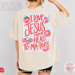 Puede incluir: Una camiseta beige de manga corta con un gr&aacute;fico en la espalda de rayas verticales azul claro y texto rojo que dice I LOVE JESUS FROM MY HEAD TO-MA-TOES. El dise&ntilde;o incluye varias ilustraciones de tomates rojos con tallos verdes.