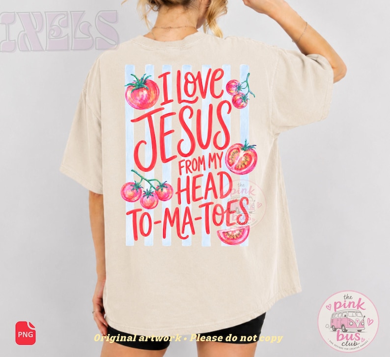 Puede incluir: Una camiseta beige de manga corta con un gr&aacute;fico en la espalda de rayas verticales azul claro y texto rojo que dice I LOVE JESUS FROM MY HEAD TO-MA-TOES. El dise&ntilde;o incluye varias ilustraciones de tomates rojos con tallos verdes.