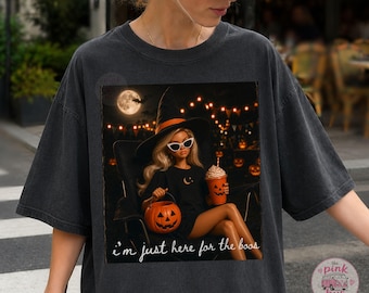 Muñeca con cara de Halloween PNG, Diseño de camiseta "Just Here For the Boos", Diseño de camiseta con humor espeluznante, Sublimación de Summerween, Humor de Halloween, Muñeca meme