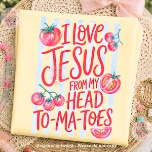 Puede incluir: Una camiseta de color amarillo p&aacute;lido con un patr&oacute;n de rayas verticales azul claro y texto rojo que dice I LOVE JESUS FROM MY HEAD TO-MA-TOES. El dise&ntilde;o incluye varias ilustraciones de tomates rojos en ramas y una mitad de tomate.