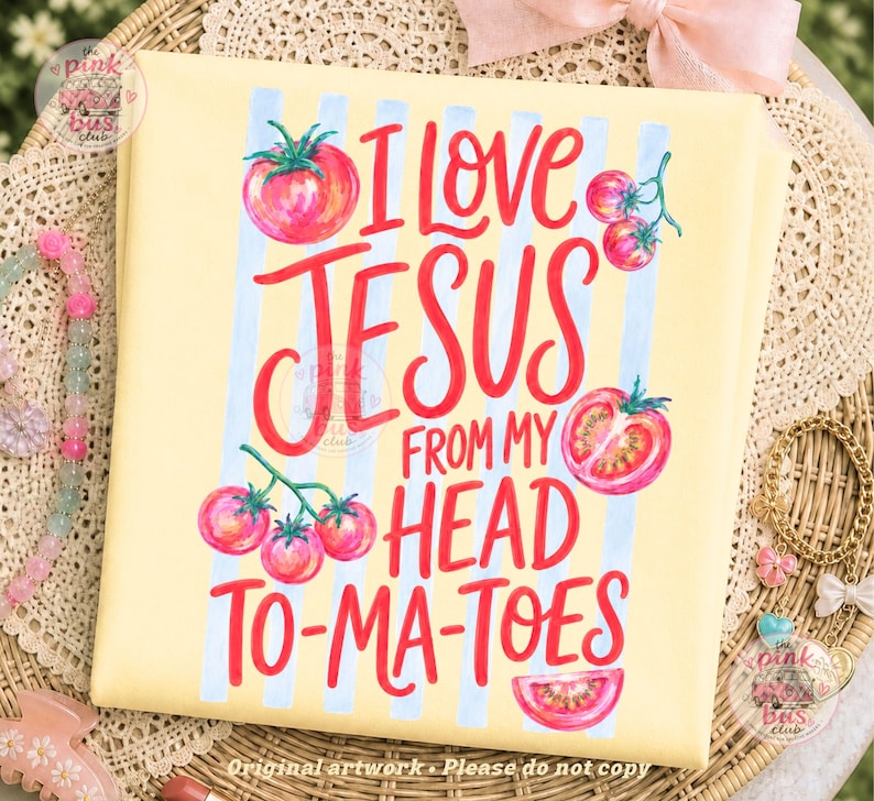 Puede incluir: Una camiseta de color amarillo p&aacute;lido con un patr&oacute;n de rayas verticales azul claro y texto rojo que dice I LOVE JESUS FROM MY HEAD TO-MA-TOES. El dise&ntilde;o incluye varias ilustraciones de tomates rojos en ramas y una mitad de tomate.