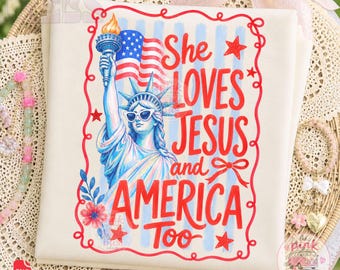 Ella ama a Jesús y a Estados Unidos PNG, 4 de julio cristiano, 250 aniversario png, EE. UU., Estatua de la Libertad, moderno, pincelada, preppy, bandera de EE. UU., png