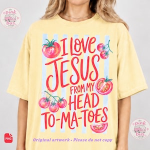 Puede incluir: Una camiseta de manga corta de color amarillo p&aacute;lido con un estampado gr&aacute;fico de rayas verticales azul claro y texto rojo que dice I LOVE JESUS FROM MY HEAD TO-MA-TOES. El dise&ntilde;o incluye ilustraciones de tomates rojos en rama y cortados.