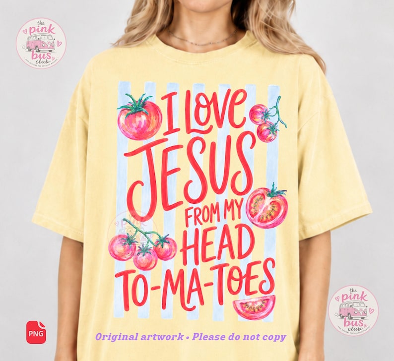 Puede incluir: Una camiseta de manga corta de color amarillo p&aacute;lido con un estampado gr&aacute;fico de rayas verticales azul claro y texto rojo que dice I LOVE JESUS FROM MY HEAD TO-MA-TOES. El dise&ntilde;o incluye ilustraciones de tomates rojos en rama y cortados.