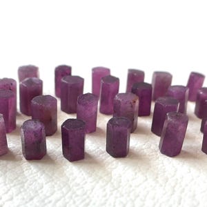 15 szt. - jakość AAA+, surowy kryształ rubinu, 6/8 mm, polerowany, surowy różowy rubin, kryształ rubinu, surowy rubin w kształcie ołówka, kamień narodzin lipca, prezent