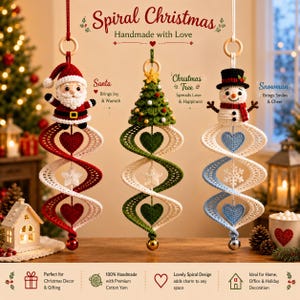 Puede incluir: Tres adornos navideños en espiral tejidos a ganchillo que cuelgan de anillos de madera. A la izquierda, un Santa; en el centro, un árbol de Navidad verde; y a la derecha, un muñeco de nieve. Incluyen corazones, estrellas y una campana.