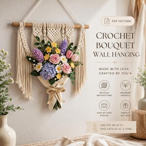 Puede incluir: Un tapiz de pared de ganchillo con un ramo de flores coloridas, que incluye rosas rosas, jacintos morados y margaritas amarillas. El ramo está atado con una cinta beige y colocado sobre un fondo de macramé. El texto dice "CROCHET BOUQUET WALL HANGING".