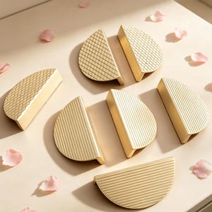 Tiradores de latón macizo en forma de media luna para armarios, tiradores estriados para cajones, herrajes modernos para armarios de cocina, tiradores minimalistas para armarios.