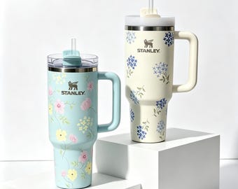 Stanley Quencher H2.0 40 Unzen Blumenmuster Thermobecher | Auslaufsicherer Autobecher mit Henkel | Geburtstagsgeschenk